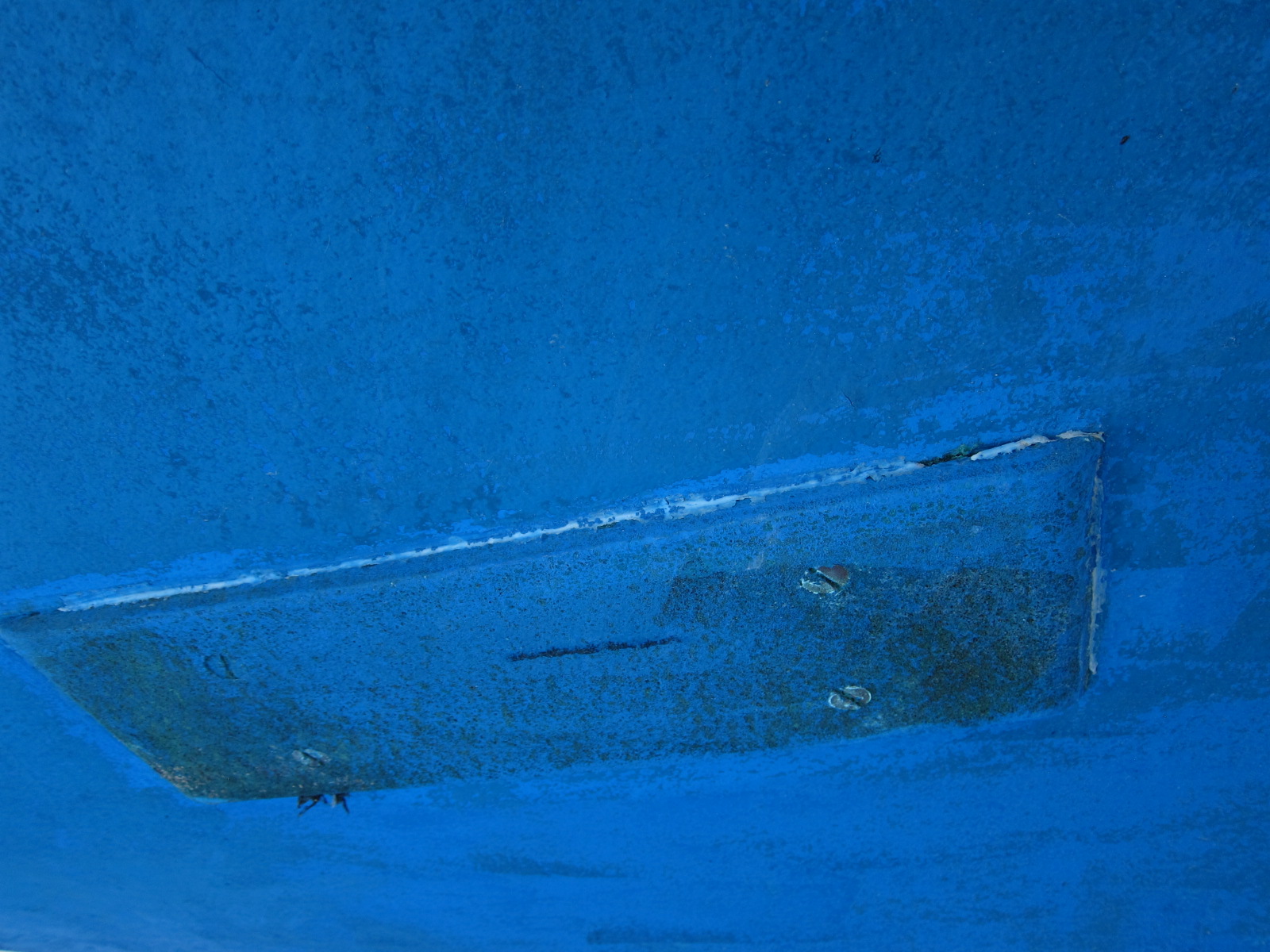 Sintered bronze grounding plate screwed to the hull.