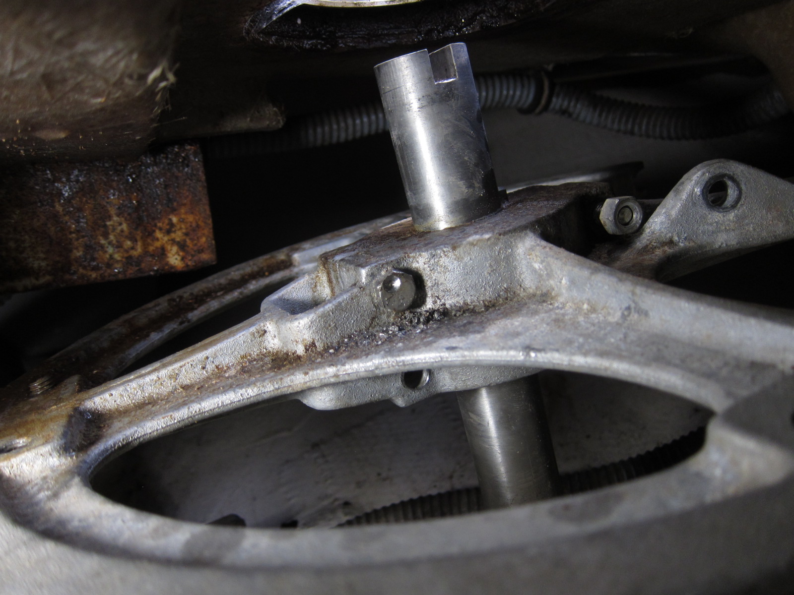 The bolts on the radial drive wheel are very stuck. It has to be cut out.